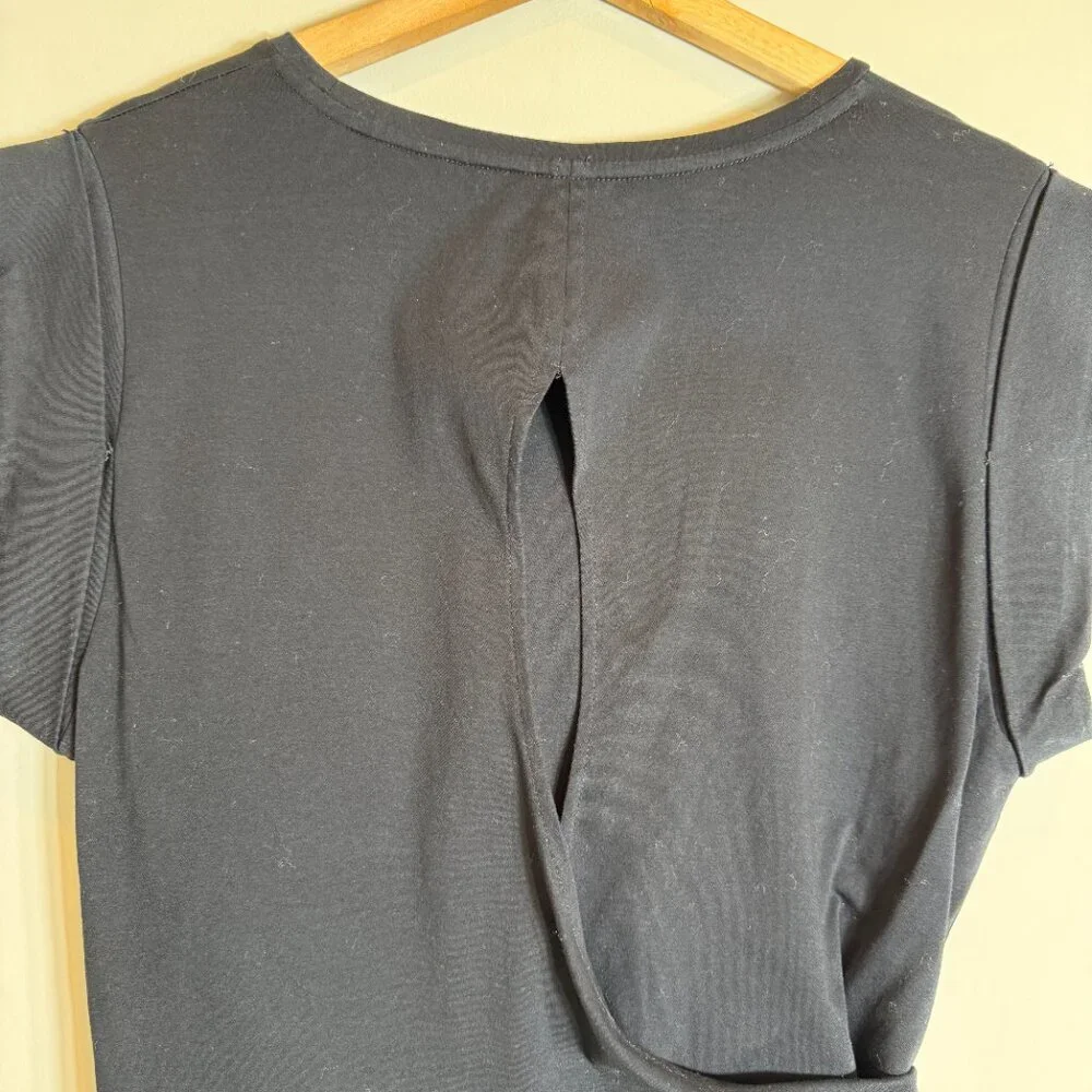 Vince Open Back Wrap Top Women's Medium Black Minimalist Quiet Luxury Structured - Picture 13 of 16